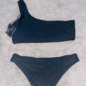 🖤Black one shoulder bikini set🖤